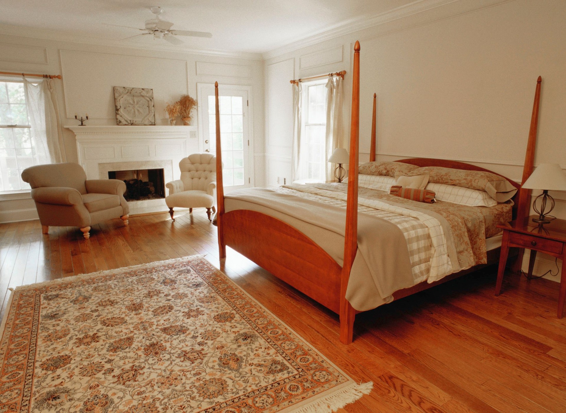 Four poster bed in the bedroom.